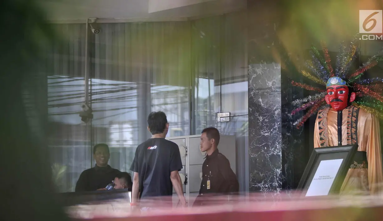 Petugas keamanan berjaga di depan Hotel Alexis, Jakarta, Rabu (28/3). Hotel Alexis mulai hari ini resmi tidak beroperasi dengan memasang banner info penutupan di depan hotel. (Merdeka.com/Iqbal S. Nugroho)