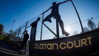 Seorang anak berdiri dekat gerbang masuk lapangan sepak bola Zlatan di kawasan Rosengard, Malmoe, (2/5/2016). (AFP/Jonathan Nackstrand)