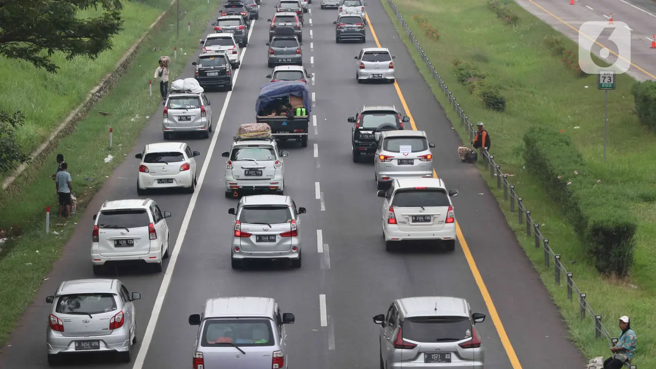 Mengais Rezeki dari Kemacetan di Tol Cipali