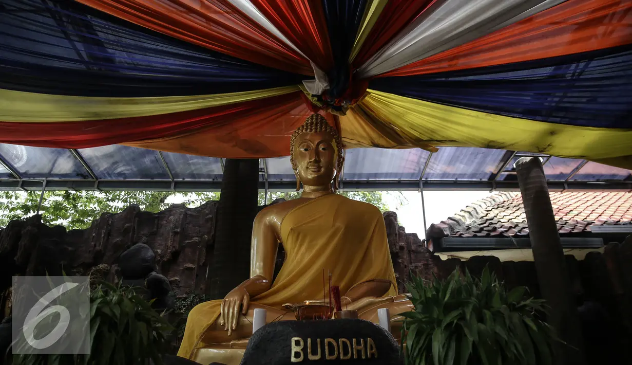 Sebuah patung buddha terlihat di di Vihara Saddhapala, Jakarta, Jumat (22/4/2016). Persiapan tersebut dilakukan untuk Pindapata Gema Waisak 2560 BE pada tanggal 24 April di Kota Tua. (Liputan6.com/Faizal Fanani)