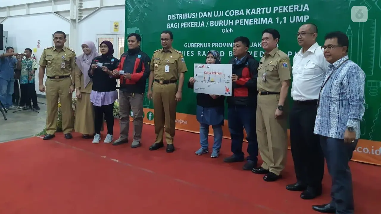 Gubernur DKI Jakarta Anies Baswedan membagikan 3.070 kartu pekerja kepada para buruh. (Liputan6.com/Lizsa Egeham)