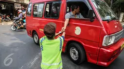 Pria kelahiran Aceh 68 tahun silam ini kesehariannya berada di pertigaan Jalan Suci, tepatnya Jalan Raya Bogor KM.24 persis di samping Pool Bus Mayasari Bakti, Jakarta, Minggu (20/9/2015). (Liputan6.com/Faizal Fanani)