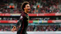 Gelandang Manchester City Leroy Sane merayakan gol ke gawang Arsenal pada laga di Stadion Emirates, London, Minggu (2/4/2017). (AFP/Ian Kington)