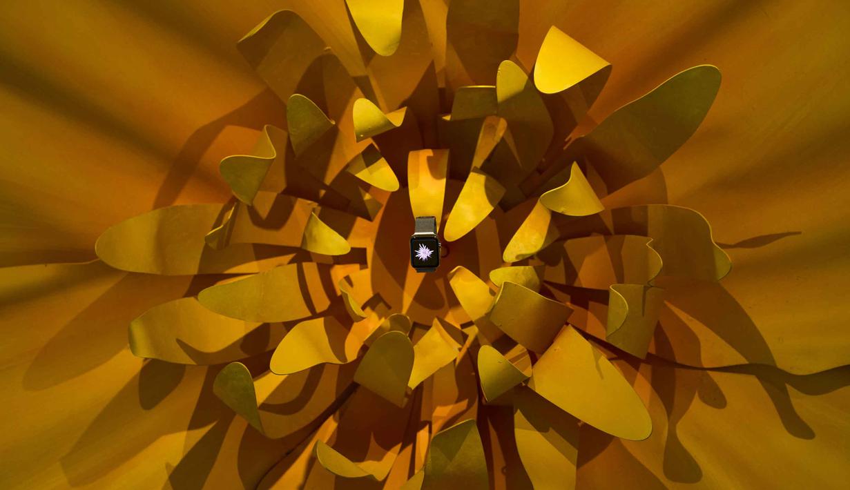 Terletak di Utrecht, Belanda, Apple Museum baru di Utrecht, Belanda, akan dibuka pada 2 April 2026. Tampak dalam foto, sebuah jam tangan pintar dipajang di Museum Apple baru yang menelusuri 50 tahun inovasi merek ikonik tersebut, di Utrecht, Belanda, Rabu, 1 April 2026. (AP Photo/Peter Dejong)