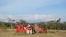 Suku Maasai foto bersama dengan seekor badak putih setelah pertandingan amal kriket di kaki Gunung Kenya (18/6). Mereka juga berusaha menggalang dana untuk penelitian yang berguna untuk menyelamatkan spesies badak putih. (AFP Phoo/Tony Karumba)