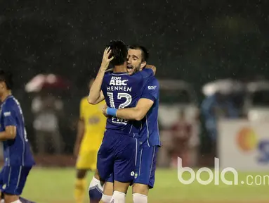 Pemain Persib Bandung, Vujovic mencetak gol ke gawang Mitra Kukar h di Stadion Manahan, Solo. Jumat (25/2/2017). (Bola.com/Nicklas Hanoatubun)