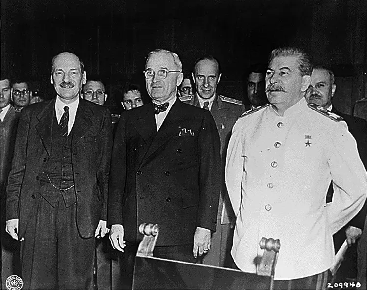 Presiden Harry S. Truman (tengah) bersama Perdana Menteri Inggris Clement Attlee (kiri) dan Pemimpin Uni Soviet Joseph Stalin saat Konferensi Potsdam 1945 (Wikimedia Commons)