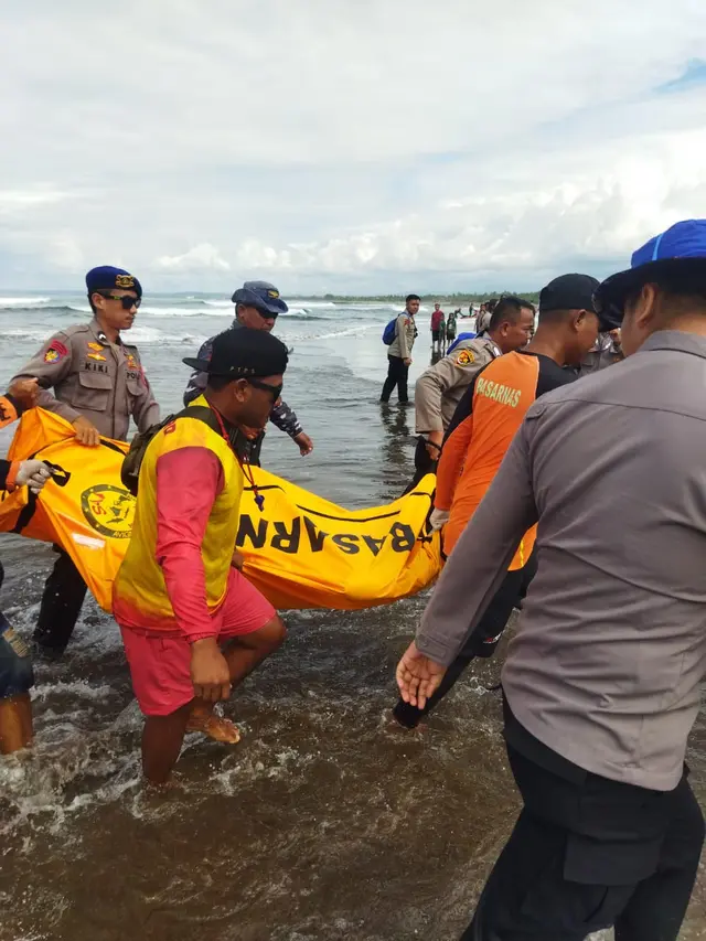 Dede Sulaiman (15) pengunjung asal kota Dodol Garut, Jawa Barat yang tenggelam di Pos 5 Pantai Barat wisata Pangandaran, berhasil ditemukan sekitar 2 kilometer (Km) dari lokasi kejadian. (Liputan6.com/Jayadi Supriadin)