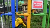 Petugas dari DKP TPA Jatibarang memeriksa jaringan gas metan di instalasi Gas Metan TPA Jatibarang Semarang , Rabu (10/2). (Gholib)
