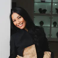 Melihat gaya busana Anggun C Sasmi dan Maudy Ayunda pakai dress rancangan Wilsen Willim (@anggun_cipta)