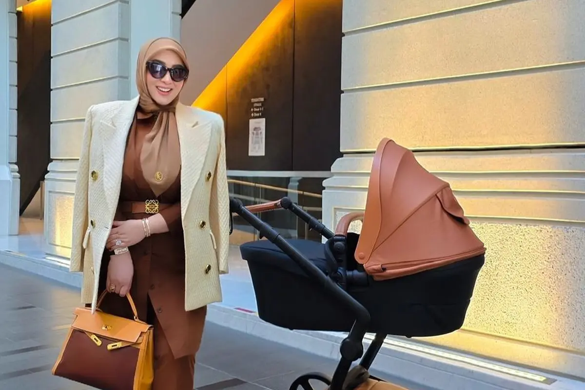 Gaya Mahal Syahrini Momong Baby R, Comeback dengan Pesona Khas Sosialita dengan Konsisten Jinjing Tas Hermes