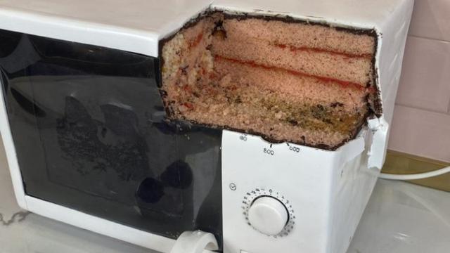 Wanita Ini Kreasikan Kue Mirip Benda di Sekitar, 8 Hasilnya Mengagumkan