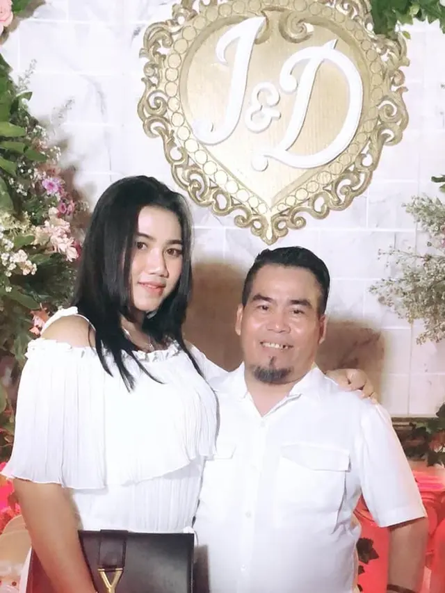Beda Usia 26 Tahun, Ini 6 Momen Kebersamaan Bopak Castello dan Istri