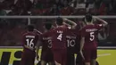Para pemain Qatar melakukan selebrasi hormat usai membobol gawang Timnas Indonesia pada laga AFC U-19 Championship di SUGBK, Jakarta, Minggu (21/10). Indonesia kalah 5-6 dari Qatar. (Bola.com/Vitalis Yogi Trisna)