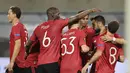 Pemain Manchester United Bruno Fernandes (kedua kanan) bersama rekan-rekannya merayakan gol ke gawang Copenhagen pada perempat final Liga Europa di Cologne, Jerman, Senin (10/8/2020). Manchester United menang 1-0. (Wolfgang Rattay/Pool via AP)