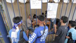 Bobotoh membeli tiket pertandingan antara Persib Bandung melawan Malaysia All Stars di Stadion Si Jalak Harupat, Bandung, Sabtu (24/10/2015). (Bola.com/Nicklas Hanoatubun)