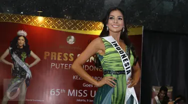 Puteri Indonesia 2016, Kezia Warouw memperkenalkan kostum untuk berlaga di Miss Universe 2016 pada saat jumpa pers jelang keberangkatan Puteri Indonesia ke ajang Miss Universe 2016 di kawasan Pancoran, Jakarta, Senin (9/1). (Liputan6.com/Herman Zakharia)