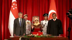 Halimah Yacob mengambil sumpah jabatan saat berdiri bersama PM Singapura, Lee Hsien Loong (kiri) dan Ketua Hakim Sundaresh Menon saat peresmian menjadi Presiden Singapura di Istana Kepresidenan Singapura, (14/9). (Wallace Woon/Pool Photo via AP)