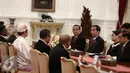 Presiden Joko Widodo melangsungkan pertemuan dengan 8 Dubes LBPP di Istana Merdeka, Jakarta, Selasa (31/5). (Liputan6.com/Faizal Fanani)