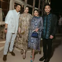 Chelsea Islan mengenakan dress coklat dengan embroidery floral dan kupu-kupu. Sedangkan Rob mengenakan kemeja putih lengan panjang berbordir. [@biyanofficial]