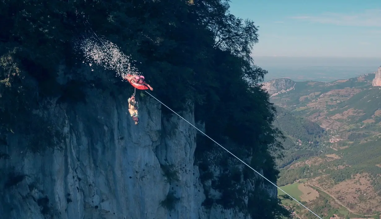 Serpihan kertas beterbangan saat pecinta olahraga ekstreem meluncur di atas selancarnya saat aksi Flying Frenchies di pegunungan Vercors, Perancis, Rabu (9/11). (REUTERS/ redbullcontentpool)