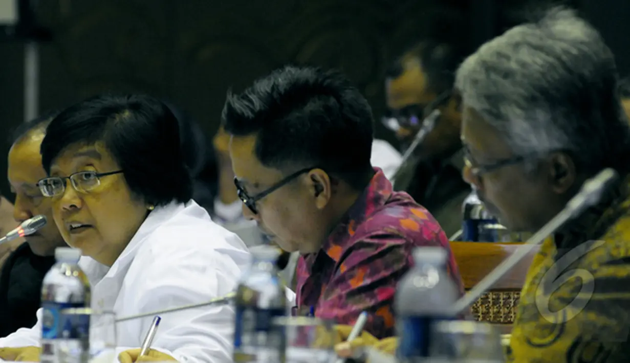 Menteri Siti Nurbaya , memberikan penjelasan saat rapat kerja dengan komisi VII DPR RI, Senin (09/02/2015). Rapat membahas Rancangan APBN-P 2015 dalam kementerian Lingkungan Hidup dan Kehutanan Republik Indonesia. (Liputan6.com/Andrian M Tunay)