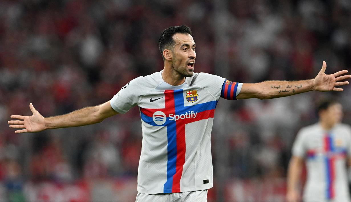 Pemain Barcelona, Sergio Busquets, saat melawan bayern Munchen pada Laga Liga Champions (13/9/2022). Gelandang bertahan Barcelona ini mengantongi 1,91 juta euro per bulan berdasarkan kesepakatan yang ditandatangani pada 2018. (AFP/Christof Stache)