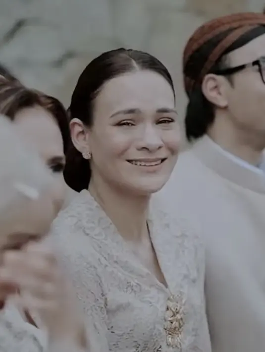 Aisyah tampil makeup flawless, serta anting-anting keemasan melengkapi penampilannya.[@itismebcl]