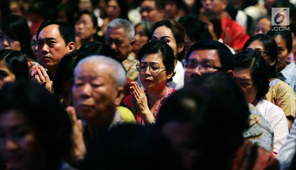 Umat Buddha khusyuk berdoa saat perayaan Dharmasanti Waisak Nasional 2562 BE/2018 di Tzu Chi Center, Jakarta, Senin (4/6). Acara bertema "Bersatu, Berbagi, dengan Cinta Kasih Membangun Bangsa'. (Liputan6.com/JohanTallo)