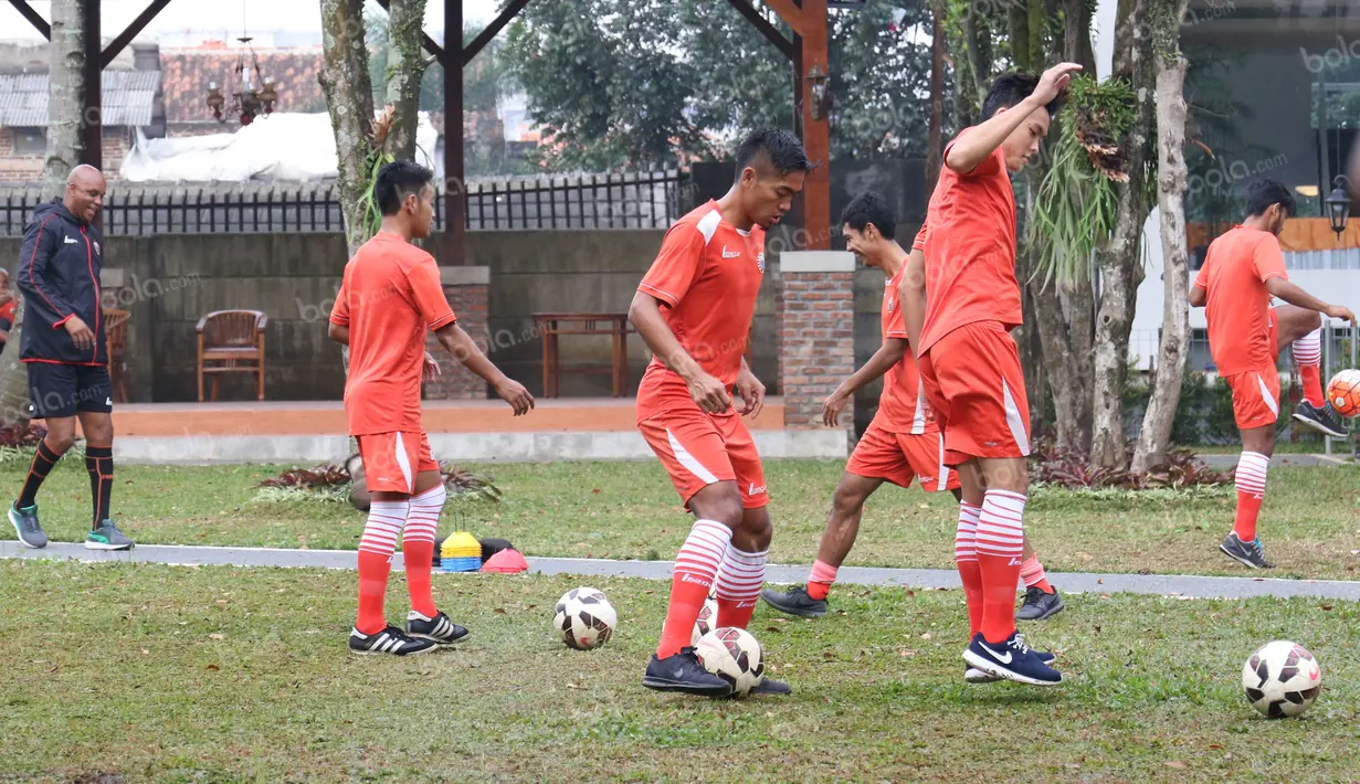 Ambrizal Umanailo, Vava Yagalo, Sutanto Tan tengah berlatih mengotrol bola pada sesi latihan jelang laga melawan Persib Bandung di Bandung, Sabtu (16/7/2016). (Bola.com/Nicklas Hanoatubun)