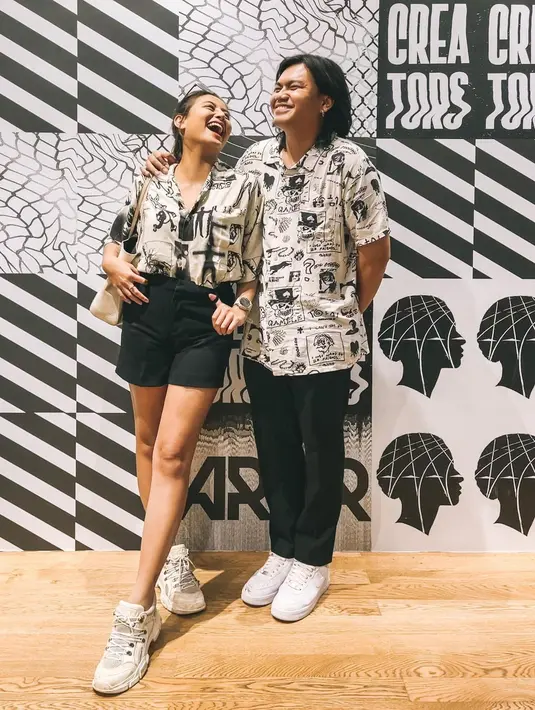 Tampil kembar dengan kemeja tentu akan jadi siasat nyaman dan aman untuk bereksplorasi dengan fashion yang mudah diaplikasikan. (Foto: Instagram/ Awkarin)