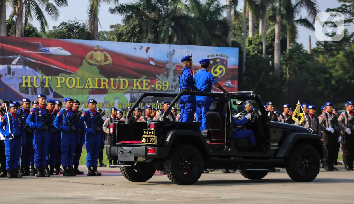 Kapolri Jenderal Idham Azis mengecek pasukan saat upacara HUT ke-69 Polairud di Mako Polairud, Pondok Cabe, Tangerang, Banten, Rabu (4/12/2019). HUT bertema 'SDM Unggul dengan Almatsus Modern, Korpolairud Baharkam Polri Siap Menjaga Stabilitas Keamanan Dalam Negeri'. (Liputan6.com/Faizal Fanani)