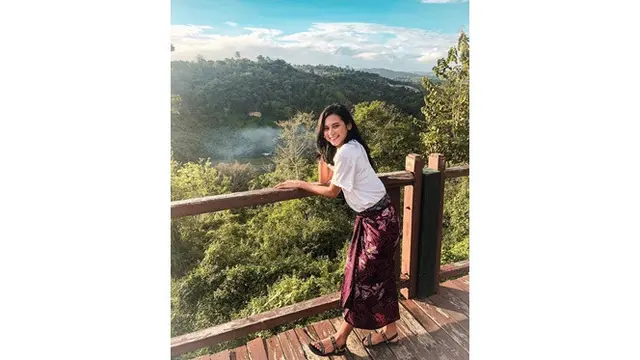 Diisukan Berpacaran Dengan Arie Kriting, Ini 6 Potret Cantik Indah Permatasari