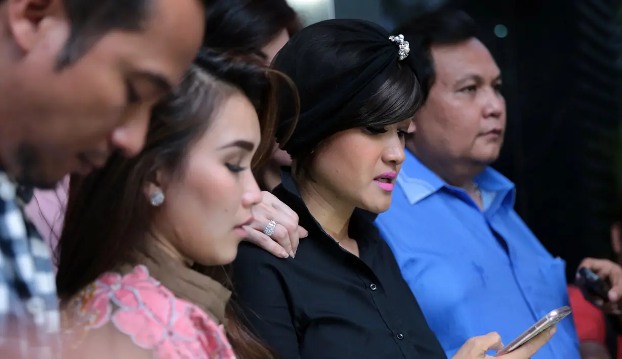 "Spontanitas Zaskia Gotik menghibur ternyata dianggap salah. Permohonan maaf Zaskia adalah sebuah bentuk maaf mendalam, bentuk penyesalan," papar Julia Perez. (Adrian Putra/Bintang.com)