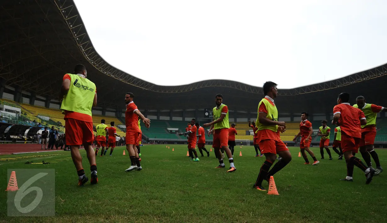 Pemain Persija saat melakukan uji lapangan jelang laga melawan Timnas Indonesia U-22 di Stadion Patriot Candrabhaga, Bekasi, Selasa (4/4). Persija akan melakoni laga uji coba melawan Timnas Indonesia U-22, (5/4). (Liputan6.com/Helmi Fithriansyah)