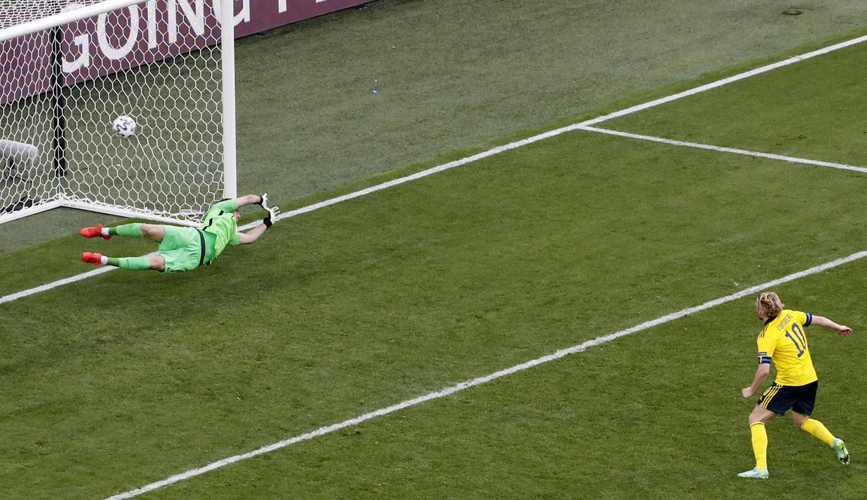 Kebuntuan akhirnya terpecahkan setelah Emil Forsberg sukses menjadi algojo pinalti di menit ke-77 setelah Robin Quaison dilanggar oleh Dubravka di kotak terlarang. Emil Forsberg mampu melesatkan bola dengan keras dan tak bisa diantisipasi oleh Dubravka. (Foto: AP/Pool/Anton Vaganov)