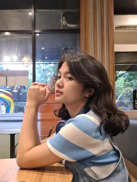 Eks member JKT48 ini memang tambah cantik saja saat masuki usia remaja. Potret Afiqah tampak samping ini memperlihatkan sisi menawannya. Foto Afiqah bergaya candid ini pun banjir pujian dari netizen. (Liputan6.com/IG/amaninaafiqah)