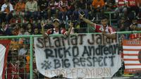 The Jakmania membentangkan spanduk solidaritas untuk Ricko saat pertandingan antara Persija melawan Bhayangkara FC pada lanjutan Liga 1 di Stadion Patriot, Bekasi, Sabtu (29/7/2017). Persija menang 1-0 atas Bhayangkara FC. (Bola.com/M Iqbal Ichsan)