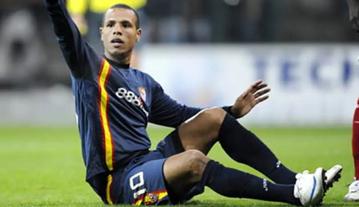 Sevilla's Luis Fabiano Clemente gestures from the ground during their UEFA Cup group C football match against Standard de Liege in Liege on November 06, 2008. AFP PHOTO JOHN THYS 