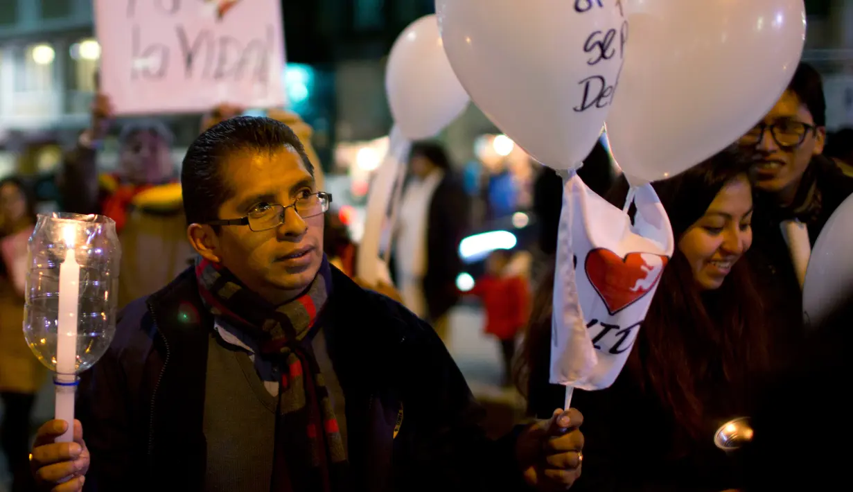 Demonstran membawa balon dan lilin saat menggelar aksi anti-aborsi di La Paz, Bolivia (23/5). Mereka melakukan demonstrasi untuk untuk menentang praktek aborsi serta menolak RUU legalisasi aborsi. (AP Photo / Juan Karita)