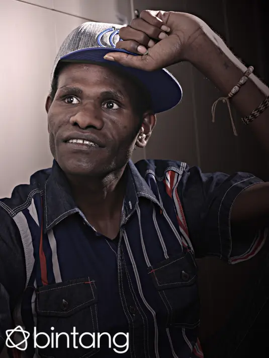 Ketika ditanya mengenai kesibukan yang dijalani, Celo memilih untuk menyesuaikan di antara komedian maupun penyanyi. Ia pun lebih memilih disebut ‘multitalented’ karena tak ingin condong hanya pada satu bidang. (Andy Masela/Bintang.com)