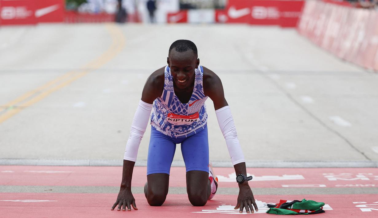 Ekspresi haru pelari Kenya, Kelvin Kiptum setelah melewati garis finis saat Chicago Marathon 2023 di Chicago, Illinois, Amerika Serikat, 8 Oktober 2023. (AFP/Kamil Krzaczynski)