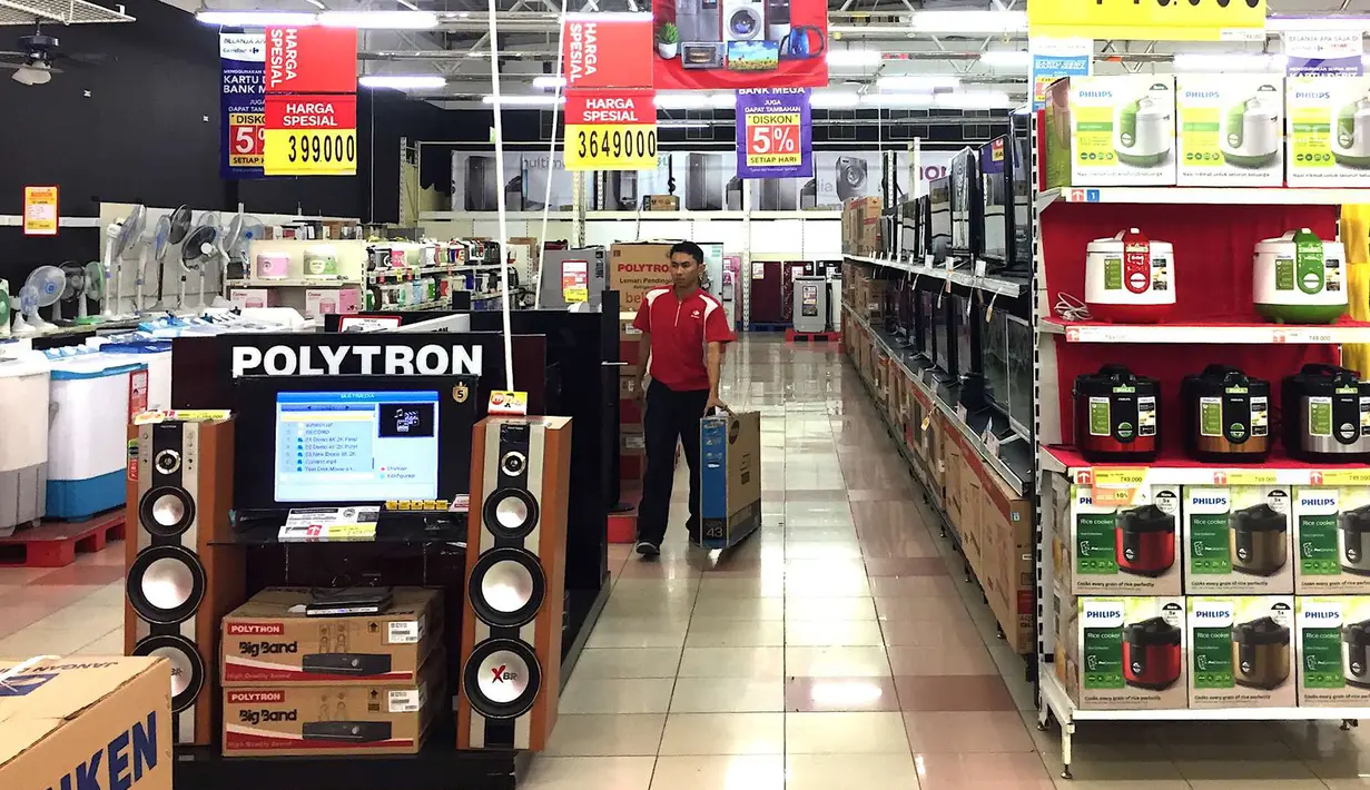 Pekerja merapikan barang elektronik yang dijual di pusat perbelanjaan di Jakarta, Rabu (5/9). Nilai tukar rupiah yang bergerak melemah hingga menembus Rp 14.920 per dolar AS berpotensi mengerek harga barang elektronik. (Liputan6.com/Immanuel Antonius)