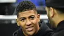 Pemain Cristal Palace Patrick van Aanholt menyaksikan basket NBA London Game 2019 antara Washington Wizards dan New York Knicks di London (17/1). (AFP Photo/Glyn Kirk)