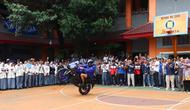Pembalap rookie Prima Pramac Racing, Toprak Razgatlioglu, melakukan aksi freestyle saat mengunjungi SMK Negeri 39 Jakarta di kawasan Cempaka Putih, Jakarta Pusat, Selasa (20/1/2026). (Bola.com/M Iqbal Ichsan)