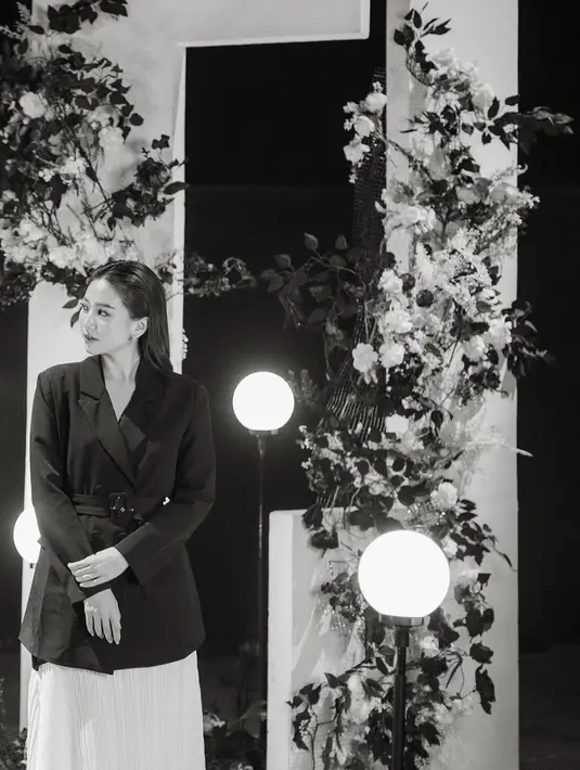 Di foto yang lain, masih dalam nuansa hitam-putih, Shanju tampil memukau dalam balutan blazer. Shanju tampil bak lady boss dibalut blazer dan dipadukannya dengan rok berwarna putih, tambahan detail belt membuat penampilannya semakin manis. [Foto: Instagram/thebridestory]