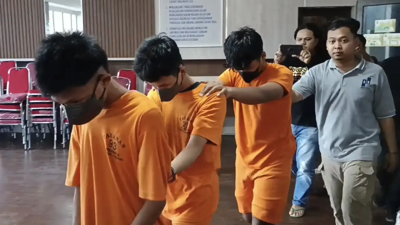 Satreskrim Polresta Bandar Lampung menetapkan tiga remaja sebagai tersangka pengeroyokan yang menyebabkan pelajar tewas dengan luka bacok. Foto : (Liputan6.com/Ardi).