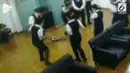 Petugas keamanan segera menghubungi Pusat Perlindungan Satwa Liar untuk melakukan penangkapan ular piton raksasa.
