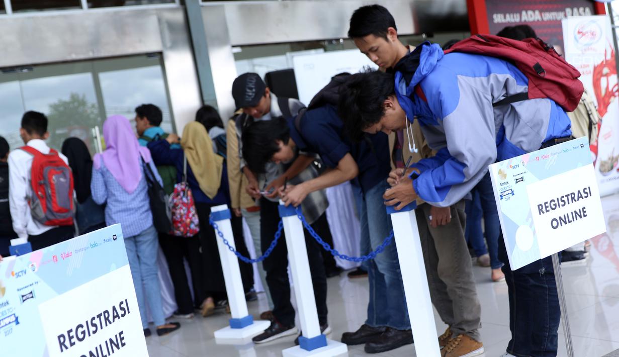 Peserta EGTC melakukan registrasi ulang untuk mengikuti gelaran Emtek Goes To Campus 2017 di Telkom University, Bandung, Rabu (29/11). (Liputan6.com/Helmi Fithriansyah)