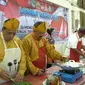 Pasangan balon bupati dan wakil bupati di Rokan Hulu mengikuti lomba memasak dalam deklarasi Pilkada damai. (Liputan6.com/M Syukur)